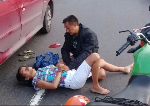 Mulher fica ferida em colisão entre carro e motocicleta em avenida de Manaus