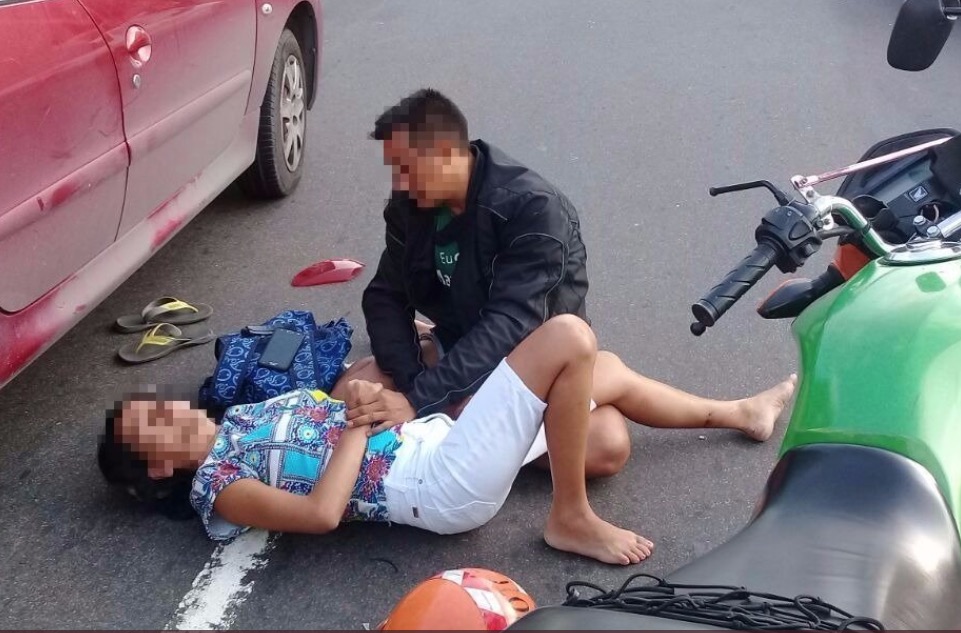 Mulher fica ferida em colisão entre carro e motocicleta em avenida de Manaus