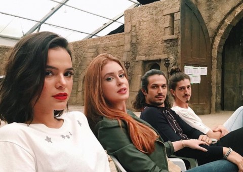 Bruna Marquezine e Marina Ruy Barbosa posam só no carão em bastidor de novela