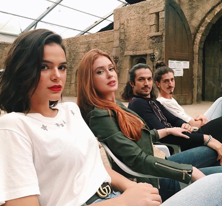 Bruna Marquezine e Marina Ruy Barbosa posam só no carão em bastidor de novela