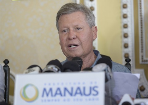 Prefeito de Manaus fala sobre economia brasileira em palestra para alunos da UEA