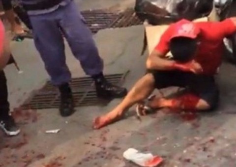 Jovem suspeito de assalto atira em si mesmo durante briga com policial em Manaus