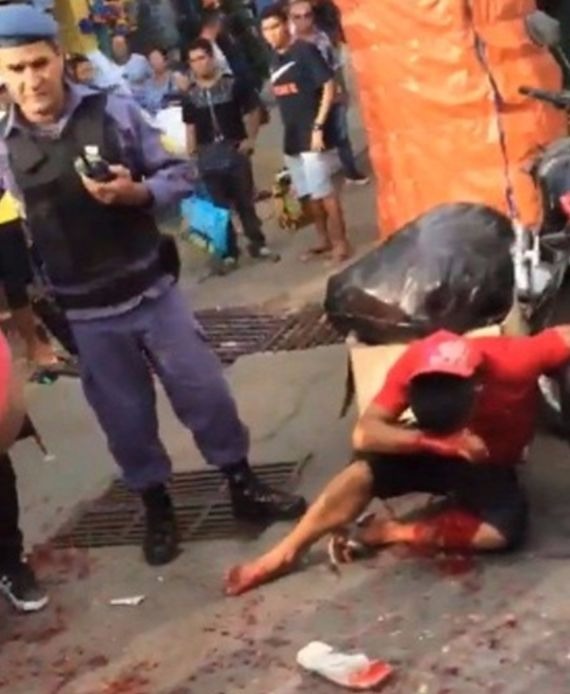 Jovem suspeito de assalto atira em si mesmo durante briga com policial em Manaus