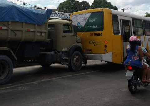 Colisão entre caminhão e ônibus causa congestionamento em avenida de Manaus