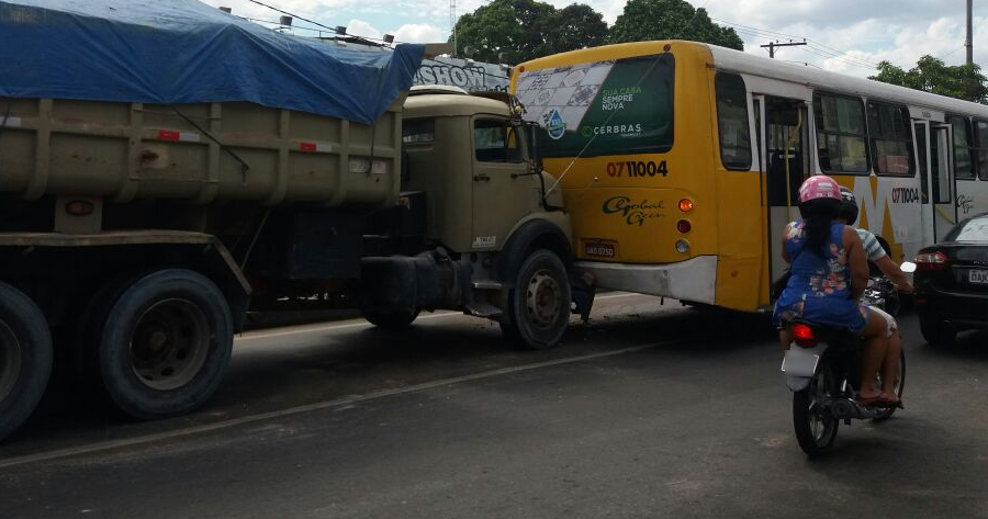 Colisão entre caminhão e ônibus causa congestionamento em avenida de Manaus