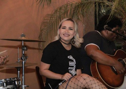 Cantora Júlia Carvalho agita festa ‘Sertanejin’ nesta quinta