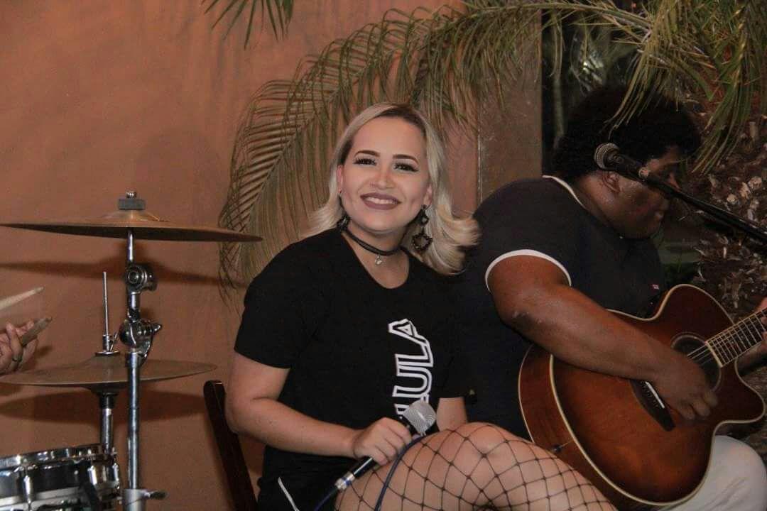 Cantora Júlia Carvalho agita festa ‘Sertanejin’ nesta quinta