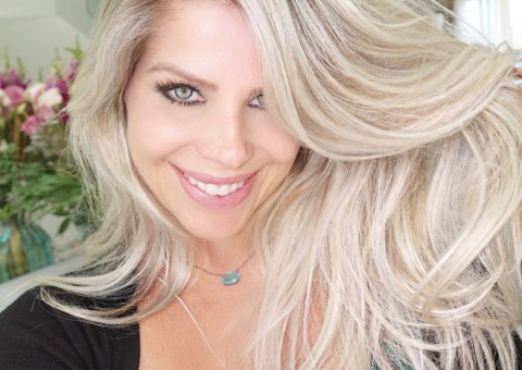 Karina Bacchi encanta seguidores com selfie ao lado do filho 