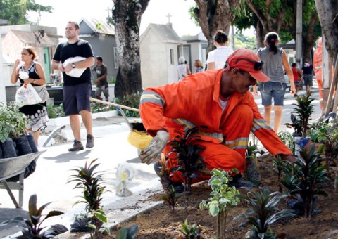  Mais de 150 mil pessoas visitaram cemitérios na véspera de Finados em Manaus
