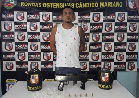 Homem é preso com submetralhadora e drogas escondidas após denúncia em Manaus