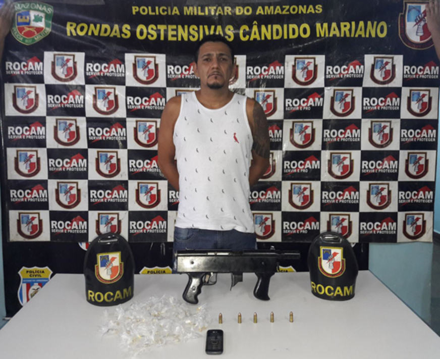 Homem é preso com submetralhadora e drogas escondidas após denúncia em Manaus
