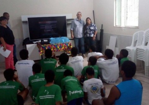 Orfanato recebe videoteca do presídio de Cabral, que tinha até títulos infantis