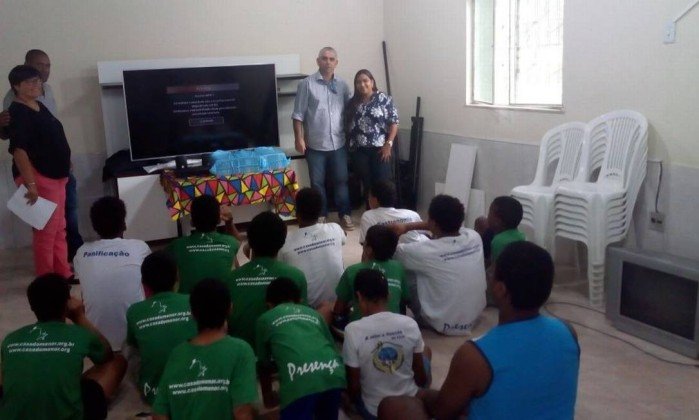 Orfanato recebe videoteca do presídio de Cabral, que tinha até títulos infantis