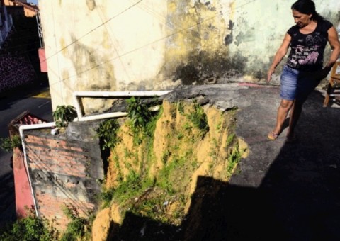 Governo recupera áreas de erosão na periferia de Manaus