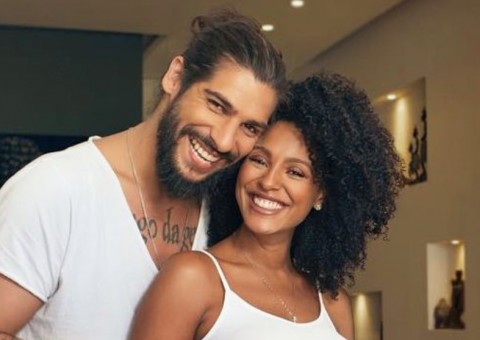 Sheron Menezzes mostra rostinho do filho pela primeira vez