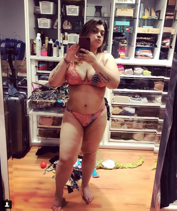  Preta Gil mostra curvas de biquíni em frente ao espelho