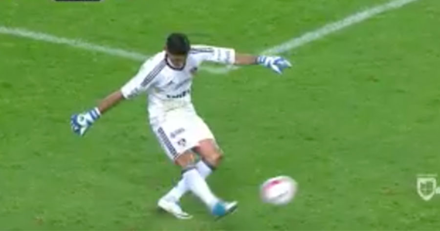 Goleiro sofre lesão impressionante em jogo do Campeonato Mexicano; Vídeo