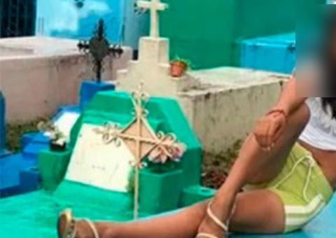 Jovens fazem ensaio sexy em túmulos e causam revolta na internet