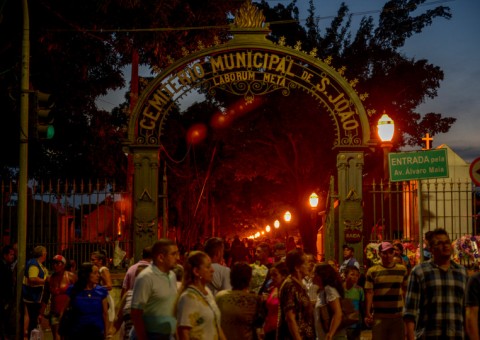 Mais de 600 mil pessoas vão aos cemitérios de Manaus no Dia dos Finados