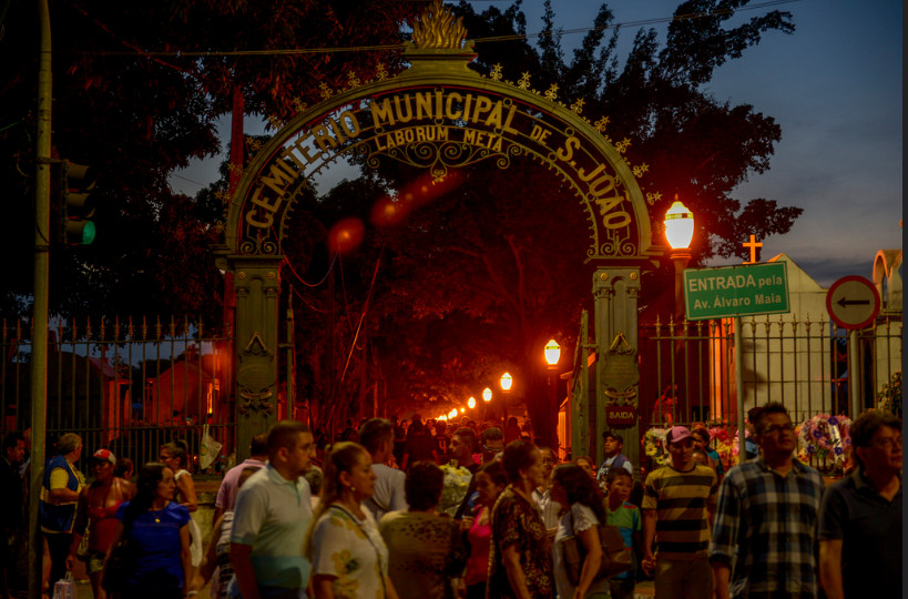Mais de 600 mil pessoas vão aos cemitérios de Manaus no Dia dos Finados