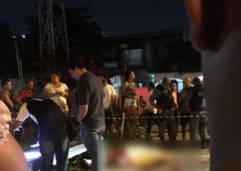 Homem é morto com vários tiros na cabeça em via pública de Manaus