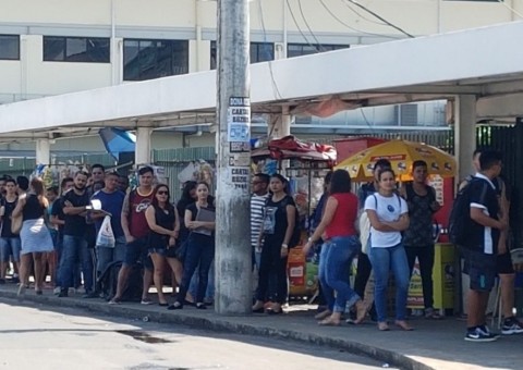 Paralisação surpresa deixa mais de 15 mil pessoas sem ônibus em Manaus