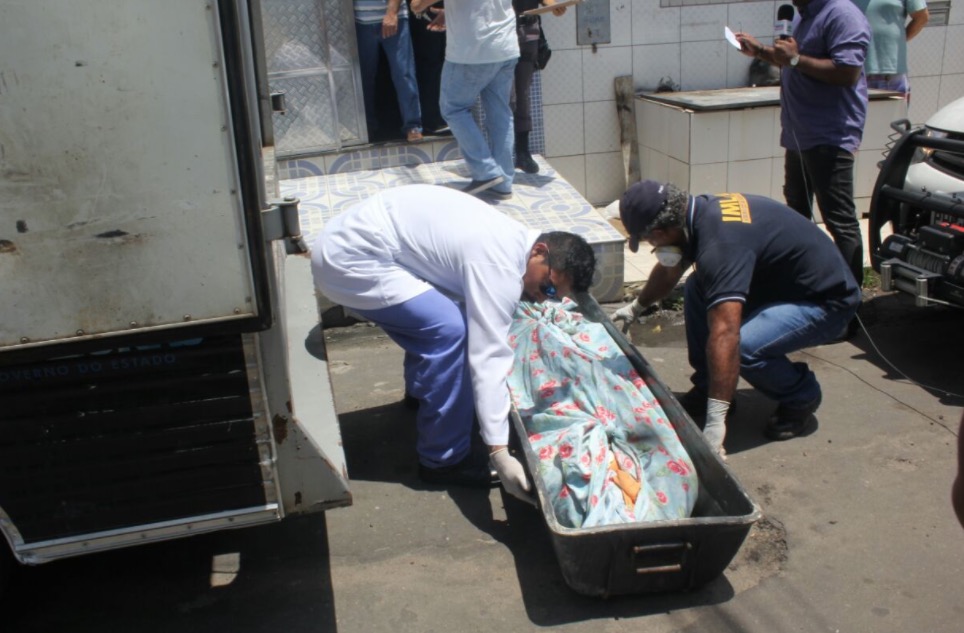 Homem é encontrado apodrecendo em apartamento de Manaus com bilhete misterioso