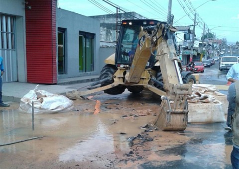 Técnicos fiscalizam obra da Manaus Ambiental para conter vazamento de água no Planalto