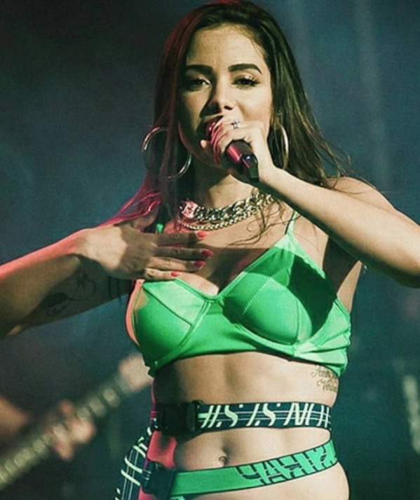 Anitta é flagrada sem aliança e levanta rumores de separação