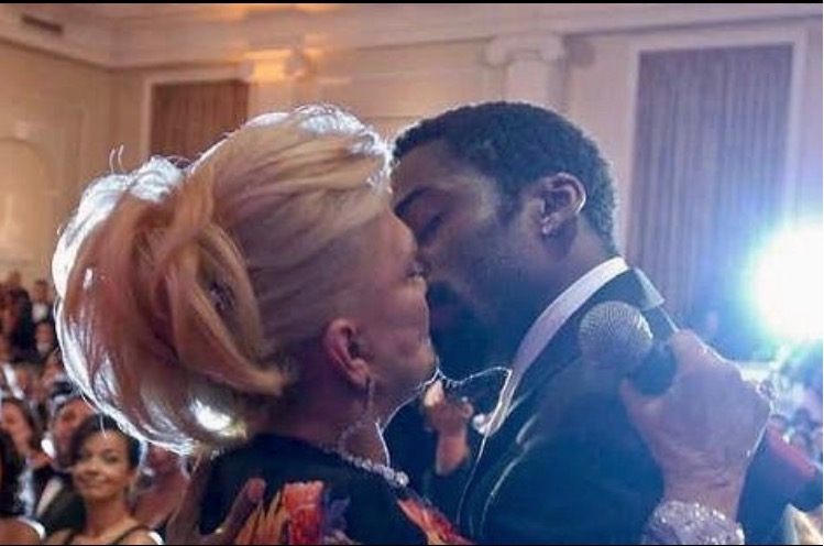 Viva na web, Hebe Camargo parabeniza Lázaro Ramos por aniversário