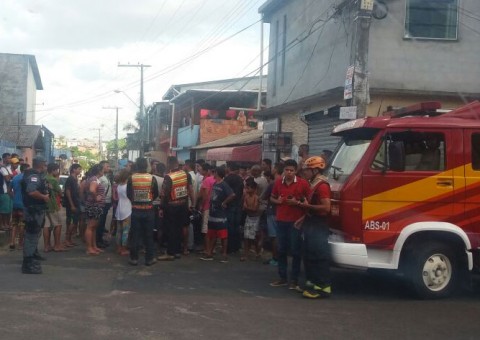 Em colisão com carro, moto atravessa corpo de homem em Manaus