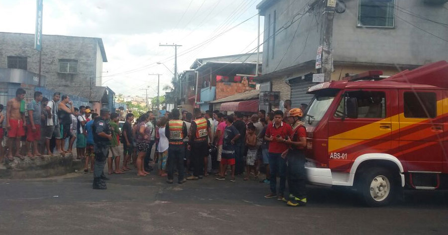 Em colisão com carro, moto atravessa corpo de homem em Manaus