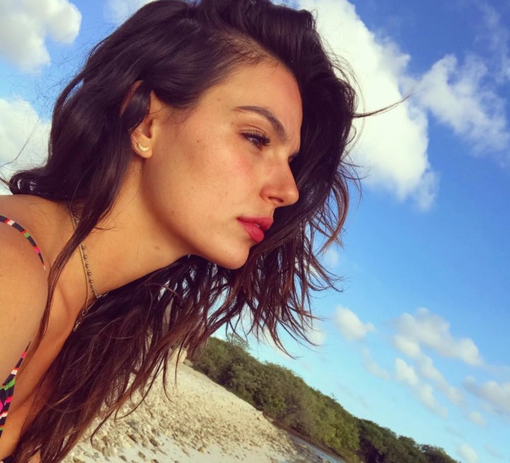 No Caribe, Ísis Valverde posa de biquíni e seguidores 'choram' na beleza