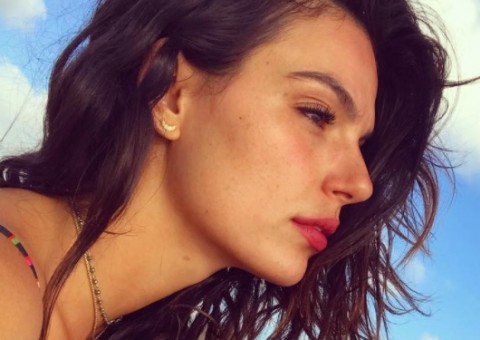 No Caribe, Ísis Valverde posa de biquíni e seguidores 'choram' na beleza