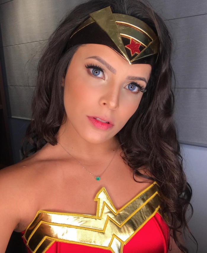 Emilly Araújo aparece irreconhecível vestida de Mulher Maravilha e Mayla ousa em look fatal