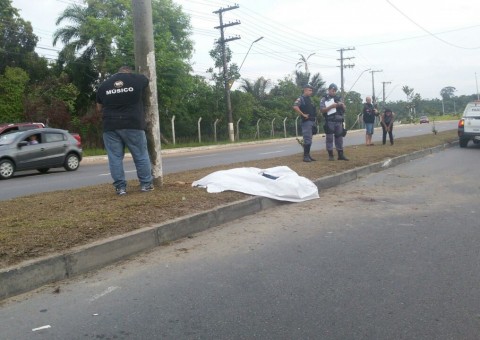 Homem morre e jovem fica gravemente ferida após motocicleta se chocar com poste em Manaus