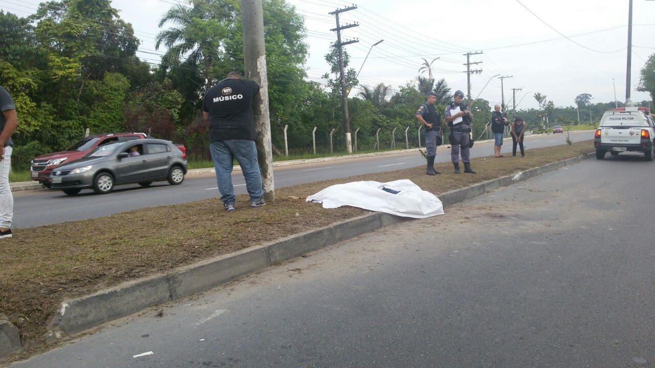 Homem morre e jovem fica gravemente ferida após motocicleta se chocar com poste em Manaus