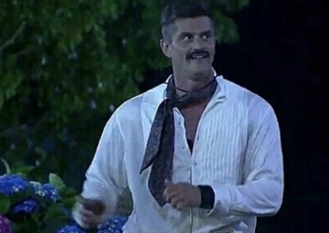 Após levar fora de Monique, Marcos Harter beija a própria mão em festa