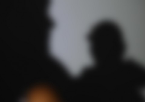 Homem é preso acusado de estuprar bebê de 18 meses na frente dos filhos