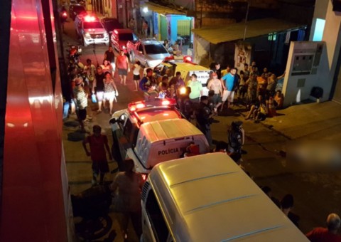 Homem é assassinado na frente da namorada em Manaus