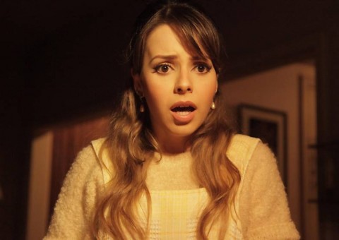 Vídeo mostra fã puxando cabelo de Sandy em aeroporto e cantora gritando por socorro