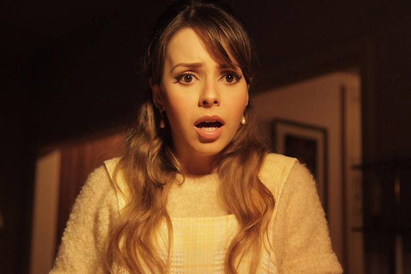 Vídeo mostra fã puxando cabelo de Sandy em aeroporto e cantora gritando por socorro