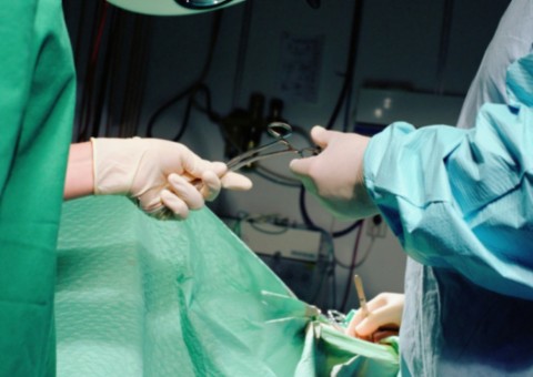 Homem finge ser médico e corta testículo de paciente