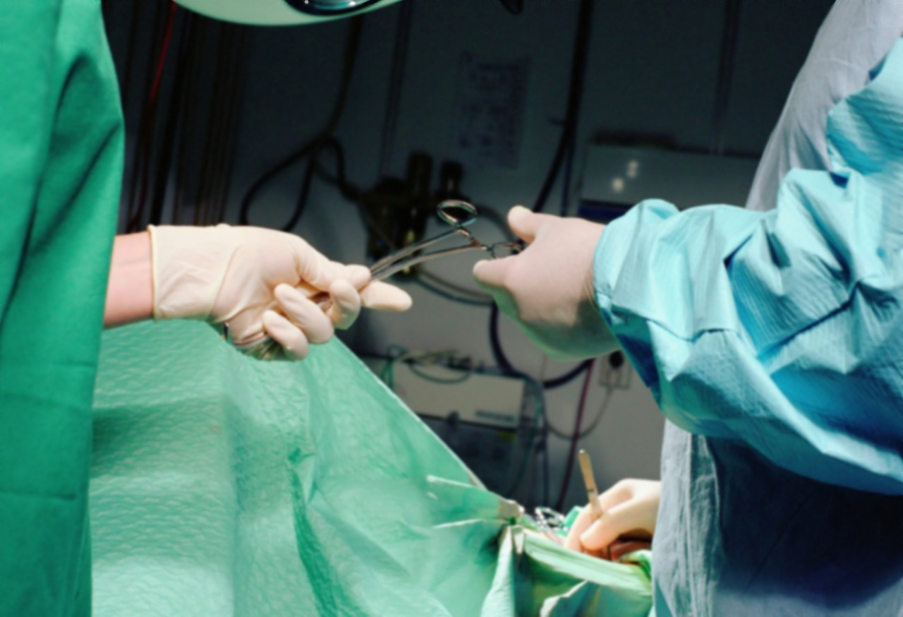 Homem finge ser médico e corta testículo de paciente