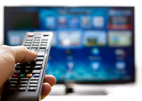 Suspeitos presenteiam vítima que foi obrigada a dirigir para eles durante assaltos