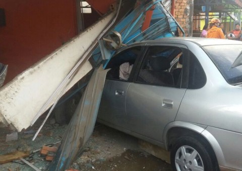 Carro em alta velocidade invade casa e mata morador em Manaus