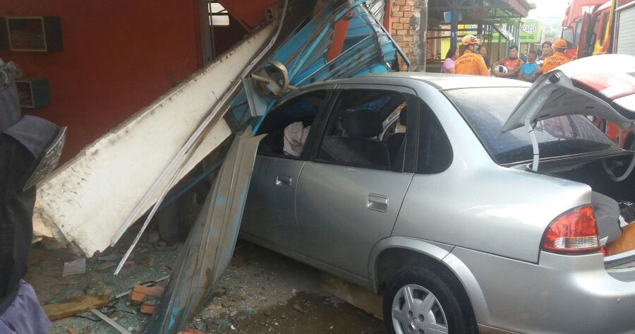 Carro em alta velocidade invade casa e mata morador em Manaus