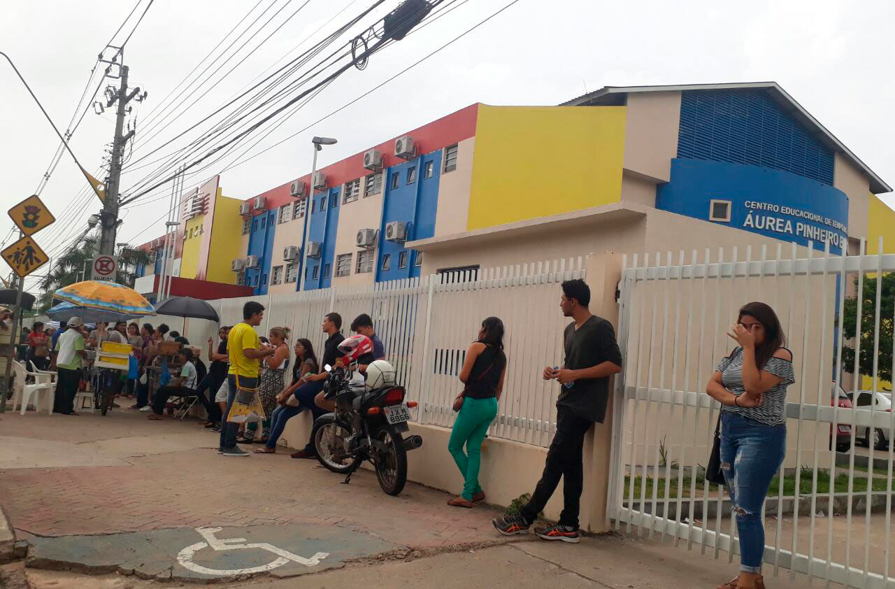 Para não perder prova e evitar memes, manauaras chegam cedo aos locais da prova do Enem