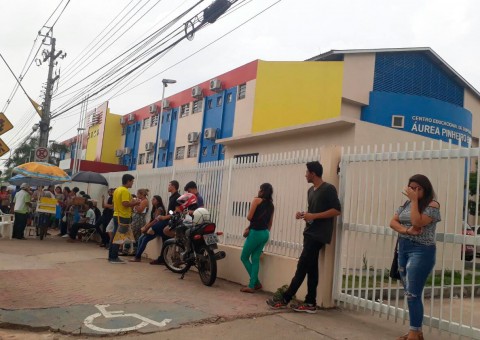 Para não perder prova e evitar memes, manauaras chegam cedo aos locais da prova do Enem