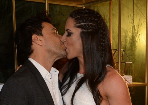  Aos beijos com noiva, Zezé Di Camargo inaugura condomínio de luxo